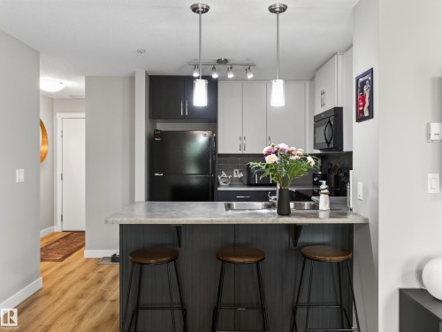 #121 3670 139 Av Nw, Edmonton, AB - Indoor Photo Showing Kitchen With Upgraded Kitchen