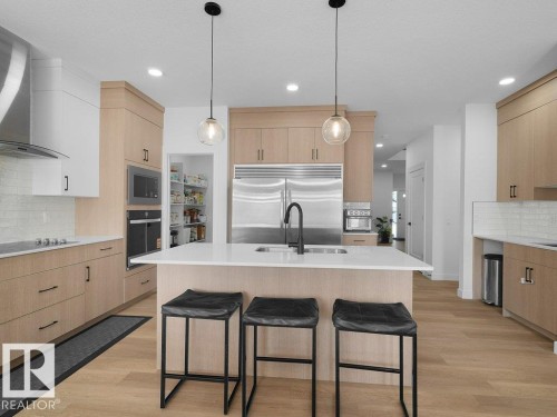 1077 Cristall Crescent Sw, Edmonton, AB - Indoor Photo Showing Kitchen With Upgraded Kitchen
