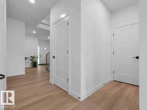 1077 Cristall Crescent Sw, Edmonton, AB - Indoor Photo Showing Other Room