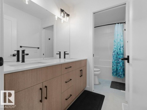 1077 Cristall Crescent Sw, Edmonton, AB - Indoor Photo Showing Bathroom