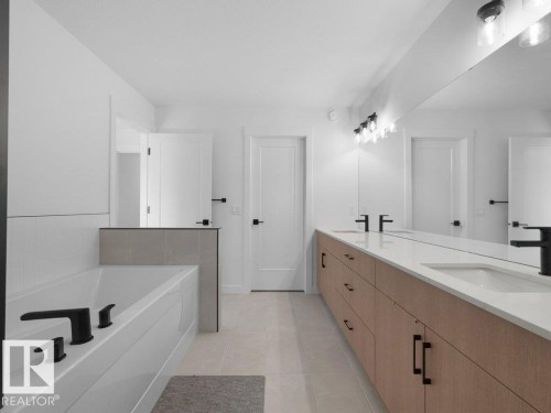 1077 Cristall Crescent Sw, Edmonton, AB - Indoor Photo Showing Bathroom