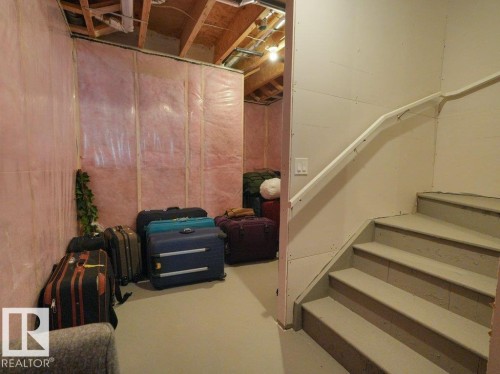 1077 Cristall Crescent Sw, Edmonton, AB - Indoor Photo Showing Other Room