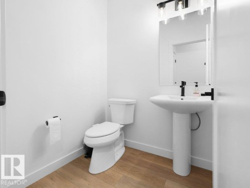 1077 Cristall Crescent Sw, Edmonton, AB - Indoor Photo Showing Bathroom