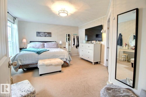 Neutral wall finishes, recessed window, and light-toned carpeting - 417 Oak Wood Crescent Northwest, Edmonton, AB - Indoor Photo Showing Bedroom