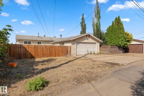 Rear detached garage with concrete drive pad - 7823 136 Avenue Nw, Edmonton, AB - Outdoor