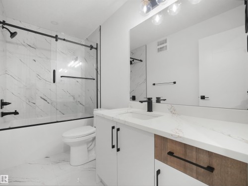 Beaumont, AB - Indoor Photo Showing Bathroom