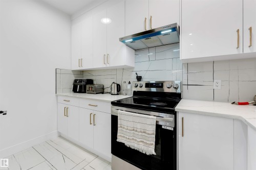 1827 17 Avenue Nw, Edmonton, AB - Indoor Photo Showing Kitchen