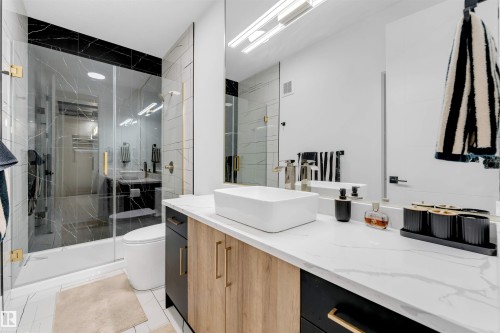 1827 17 Avenue Nw, Edmonton, AB - Indoor Photo Showing Bathroom
