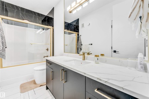 1827 17 Avenue Nw, Edmonton, AB - Indoor Photo Showing Bathroom