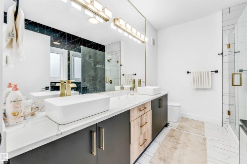 1827 17 Avenue Nw, Edmonton, AB - Indoor Photo Showing Bathroom