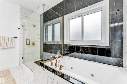 1827 17 Avenue Nw, Edmonton, AB - Indoor Photo Showing Bathroom
