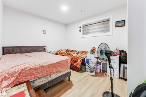 1827 17 Avenue Nw, Edmonton, AB - Indoor Photo Showing Bedroom