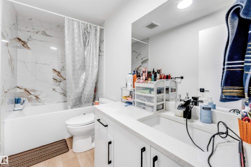 1827 17 Avenue Nw, Edmonton, AB - Indoor Photo Showing Bathroom