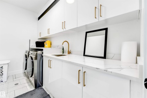 1827 17 Avenue Nw, Edmonton, AB - Indoor Photo Showing Kitchen
