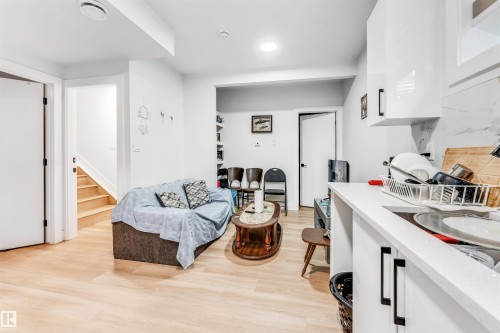 1827 17 Avenue Nw, Edmonton, AB - Indoor Photo Showing Kitchen