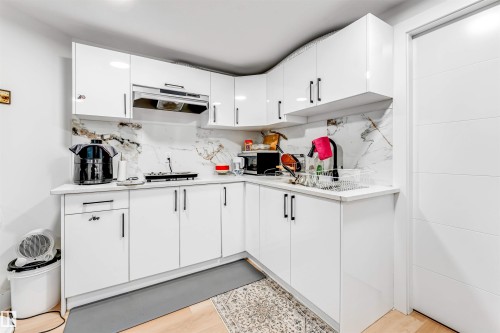 1827 17 Avenue Nw, Edmonton, AB - Indoor Photo Showing Kitchen