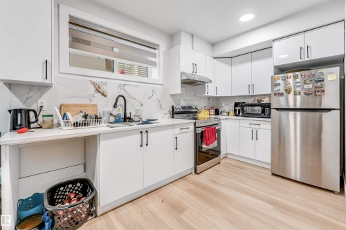 1827 17 Avenue Nw, Edmonton, AB - Indoor Photo Showing Kitchen