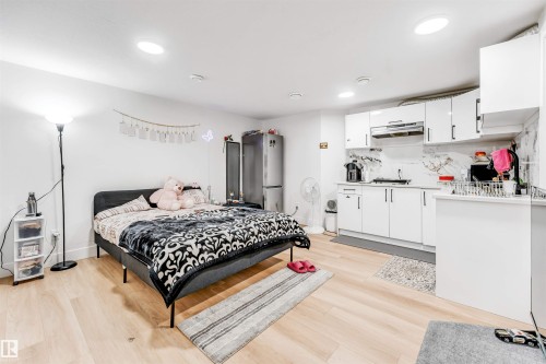 1827 17 Avenue Nw, Edmonton, AB - Indoor Photo Showing Bedroom