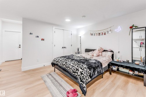 1827 17 Avenue Nw, Edmonton, AB - Indoor Photo Showing Bedroom