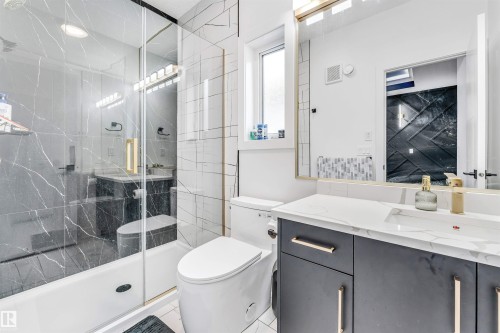 1827 17 Avenue Nw, Edmonton, AB - Indoor Photo Showing Bathroom