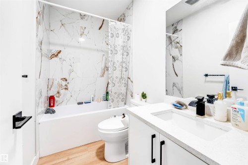 1827 17 Avenue Nw, Edmonton, AB - Indoor Photo Showing Bathroom