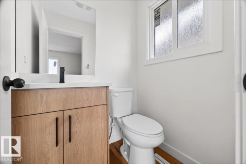 7823 148 Avenue Nw, Edmonton, AB - Indoor Photo Showing Bathroom