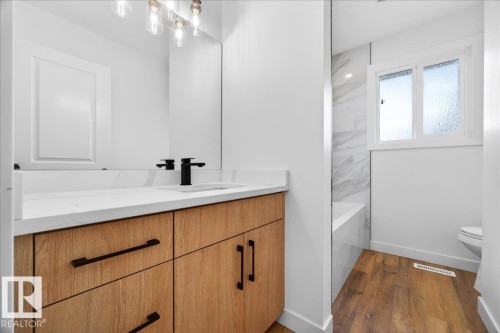 7823 148 Avenue Nw, Edmonton, AB - Indoor Photo Showing Bathroom