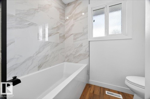 7823 148 Avenue Nw, Edmonton, AB - Indoor Photo Showing Bathroom