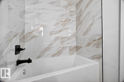 7823 148 Avenue Nw, Edmonton, AB - Indoor Photo Showing Bathroom