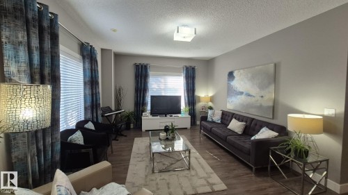#9 804 Welsh Dr Sw, Edmonton, AB - Indoor Photo Showing Living Room