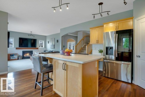 6483 Sandin Crescent Nw, Edmonton, AB - Indoor Photo Showing Kitchen