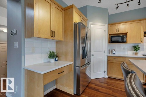 6483 Sandin Crescent Nw, Edmonton, AB - Indoor Photo Showing Kitchen