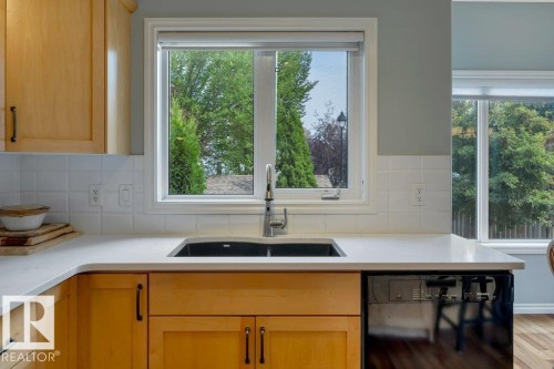 6483 Sandin Crescent Nw, Edmonton, AB - Indoor Photo Showing Kitchen
