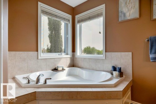 6483 Sandin Crescent Nw, Edmonton, AB - Indoor Photo Showing Bathroom