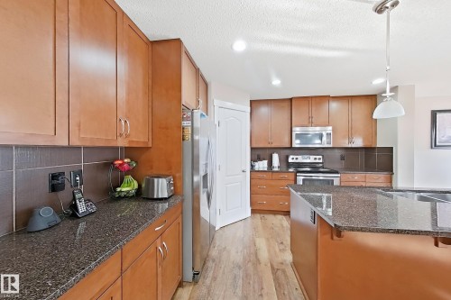 1862 32A Street Nw, Edmonton, AB - Indoor Photo Showing Kitchen With Upgraded Kitchen