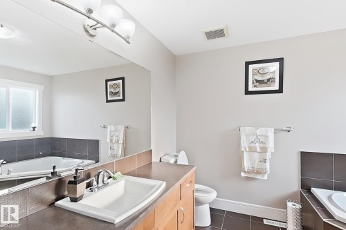 1862 32A Street Nw, Edmonton, AB - Indoor Photo Showing Bathroom