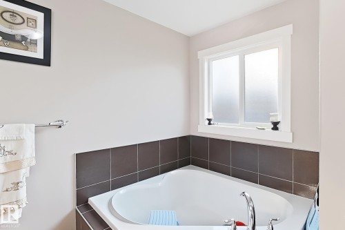 1862 32A Street Nw, Edmonton, AB - Indoor Photo Showing Bathroom