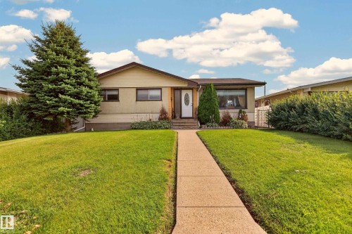 Ranch-style exterior with horizontal siding, a gabled roof, and an inviting front entry - 8411 136 Avenue Nw, Edmonton, AB - Outdoor