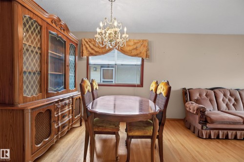 Hardwood flooring and neutral wall tones - 8411 136 Avenue Nw, Edmonton, AB - Indoor Photo Showing Dining Room