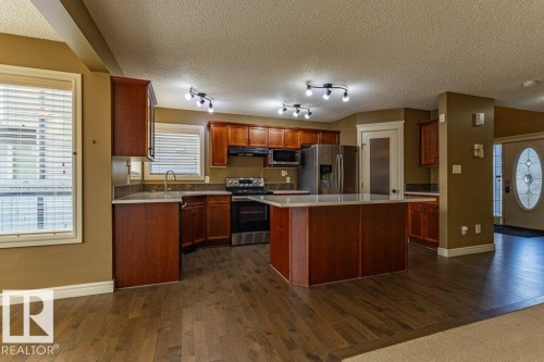 1115 117A Street Sw, Edmonton, AB - Indoor Photo Showing Kitchen