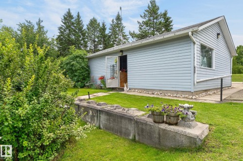 Light blue vinyl siding exterior with white trim - 351 Smith Crescent, Rural Parkland County, AB - Outdoor