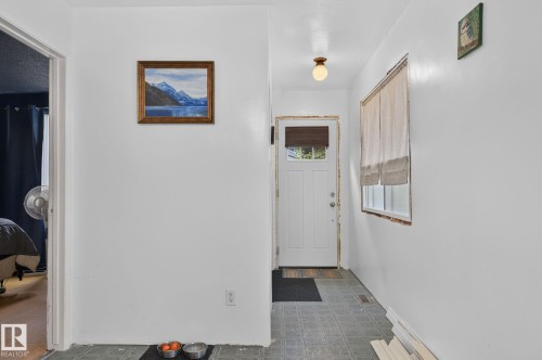 White interior walls with a flush-mount ceiling light - 351 Smith Crescent, Rural Parkland County, AB - Indoor Photo Showing Other Room