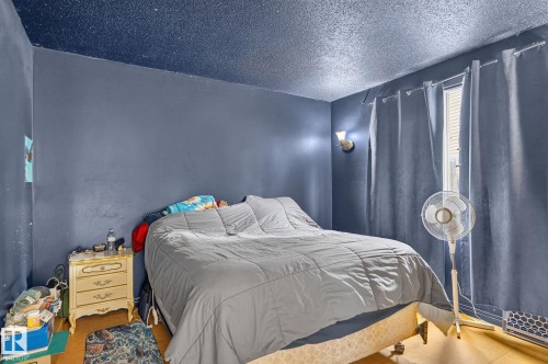 Window with blinds, wall-mounted sconce, and wood-finish flooring - 351 Smith Crescent, Rural Parkland County, AB - Indoor Photo Showing Bedroom