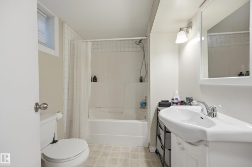 11612 110A Avenue Nw, Edmonton, AB - Indoor Photo Showing Bathroom