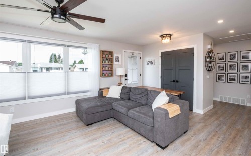 10339 108 Avenue, Westlock, AB - Indoor Photo Showing Living Room