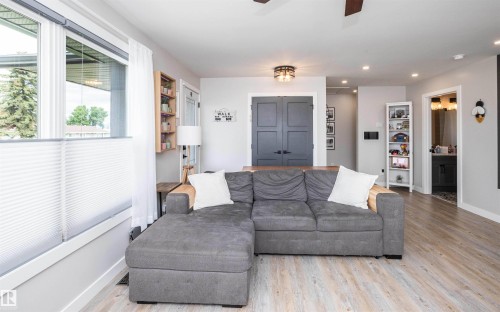 10339 108 Avenue, Westlock, AB - Indoor Photo Showing Living Room