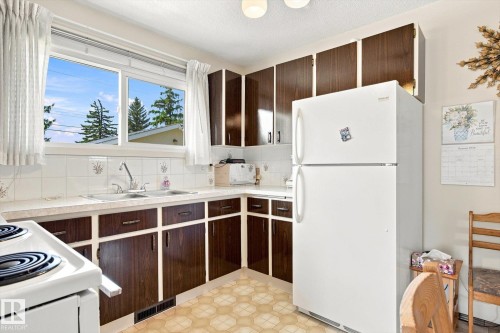 16111 88A Avenue Nw, Edmonton, AB - Indoor Photo Showing Kitchen