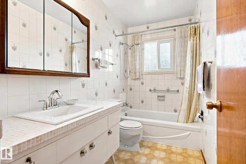 16111 88A Avenue Nw, Edmonton, AB - Indoor Photo Showing Bathroom