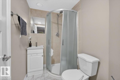 2005 15 Avenue Nw, Edmonton, AB - Indoor Photo Showing Bathroom