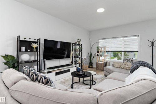 17818 70A Street Nw, Edmonton, AB - Indoor Photo Showing Living Room